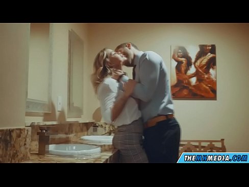 ❤️ Když vás na veřejných záchodcích svádí prsatá blondýna. ️❌ Domácí porno u nás ❌️❤